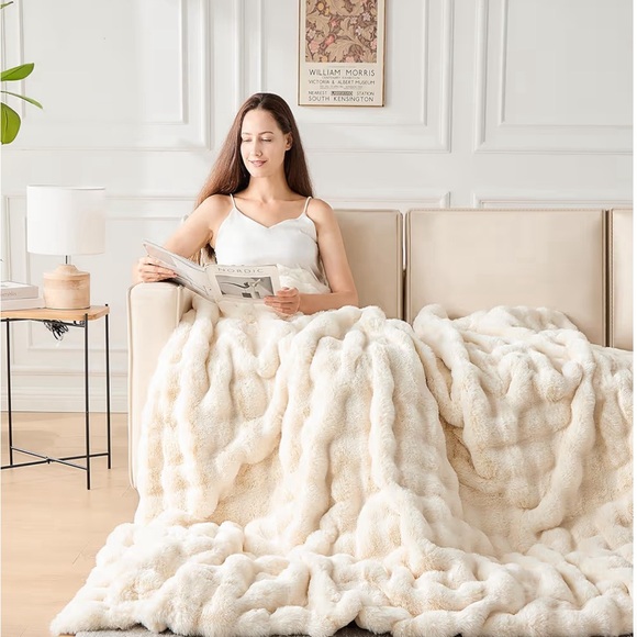 Luxurious White Faux Fur Blanket - Picture 3 of 6